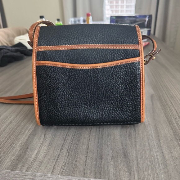 Vintage Dooney and Bourke All Weather Essex Arrowhead Black Leather Crossbody - Picture 5 of 9